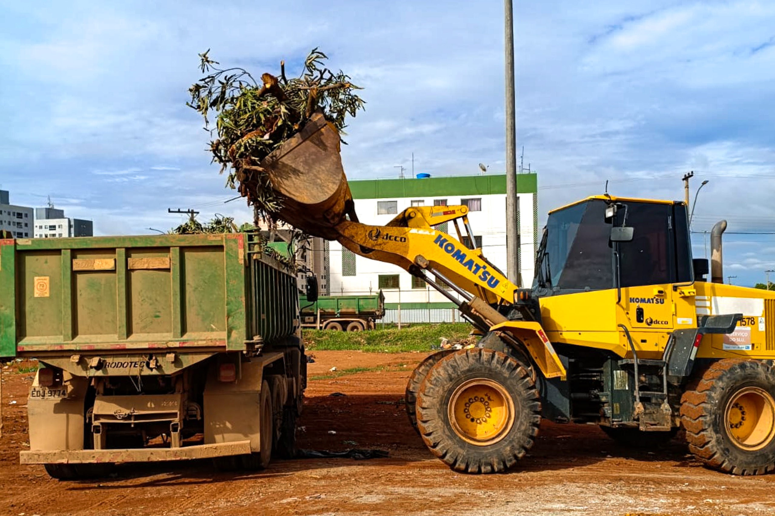 Em um dia, quase mil toneladas de descarte irregular de resíduos são retiradas das ruas de Ceilândia e do Núcleo Bandeirante